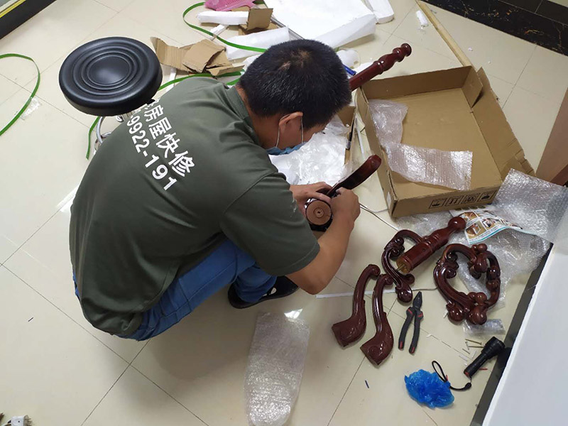 家具安裝維修：安裝時(shí)要注意家中的其它位置的保護(hù)，因?yàn)榧揖咭话阍诩已b過程中是最后進(jìn)場(不裝修的話更要保護(hù)家里的物品)，重點(diǎn)保護(hù)的對(duì)象是：地板(尤其是實(shí)木地板)、門套、門、樓梯、墻紙、壁燈等。 如果是請(qǐng)師傅安裝，要親自跟進(jìn)安裝過程，看是否有安裝過程中的損壞，其實(shí)這一點(diǎn)倒不會(huì)有太多的問題，因?yàn)榘惭b工都是經(jīng)驗(yàn)豐富的，如果他弄壞了您的家具，公司也會(huì)有一定的處罰。如果是自己安裝，一定要注意做好自身安全防護(hù)，地面也要有柔軟的材料防護(hù)，以免造成劃傷，刮花。