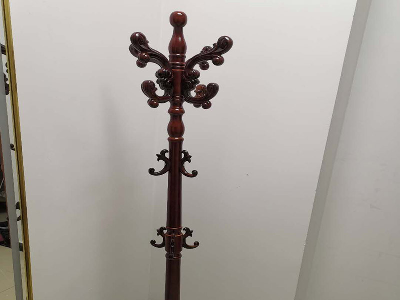 家具安裝維修：安裝時(shí)要注意家中的其它位置的保護(hù)，因?yàn)榧揖咭话阍诩已b過程中是最后進(jìn)場(不裝修的話更要保護(hù)家里的物品)，重點(diǎn)保護(hù)的對(duì)象是：地板(尤其是實(shí)木地板)、門套、門、樓梯、墻紙、壁燈等。 如果是請(qǐng)師傅安裝，要親自跟進(jìn)安裝過程，看是否有安裝過程中的損壞，其實(shí)這一點(diǎn)倒不會(huì)有太多的問題，因?yàn)榘惭b工都是經(jīng)驗(yàn)豐富的，如果他弄壞了您的家具，公司也會(huì)有一定的處罰。如果是自己安裝，一定要注意做好自身安全防護(hù)，地面也要有柔軟的材料防護(hù)，以免造成劃傷，刮花。