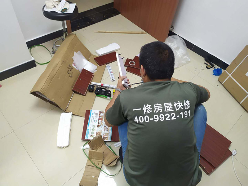 家具安裝維修：安裝時(shí)要注意家中的其它位置的保護(hù)，因?yàn)榧揖咭话阍诩已b過程中是最后進(jìn)場(不裝修的話更要保護(hù)家里的物品)，重點(diǎn)保護(hù)的對(duì)象是：地板(尤其是實(shí)木地板)、門套、門、樓梯、墻紙、壁燈等。 如果是請(qǐng)師傅安裝，要親自跟進(jìn)安裝過程，看是否有安裝過程中的損壞，其實(shí)這一點(diǎn)倒不會(huì)有太多的問題，因?yàn)榘惭b工都是經(jīng)驗(yàn)豐富的，如果他弄壞了您的家具，公司也會(huì)有一定的處罰。如果是自己安裝，一定要注意做好自身安全防護(hù)，地面也要有柔軟的材料防護(hù)，以免造成劃傷，刮花。