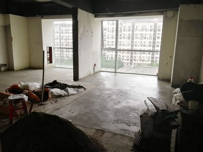 老房子地面找平：基層處理&rarr;找標(biāo)高、彈線&rarr;灑水濕潤&rarr;抹灰餅和標(biāo)筋&rarr;攪拌砂漿&rarr;刷水泥漿結(jié)合層&rarr;鋪水泥砂漿面層&rarr;木抹子搓平&rarr;鐵抹子壓第一遍&rarr;第二遍壓光&rarr;第三遍壓光&rarr;養(yǎng)護(hù) 將基層上的灰塵掃掉，用鋼絲刷和鏨子刷凈、剔掉灰漿皮和灰渣層，用10%的火堿水溶液刷掉基層上的油污，并用清水及時將堿液沖凈。 根據(jù)墻上的+1000mm水平線，往下量測出面層標(biāo)高，并彈在墻上。 根據(jù)房間內(nèi)四周墻上彈的面層標(biāo)高水平線，確定面層抹灰厚度（不應(yīng)小于20mm）,然后拉水平線開始抹灰餅（5cm*5cm），橫豎間距為1.5&mdash;2.0米，灰餅上平面即為地面面層標(biāo)高。如果房間比較大，還須抹標(biāo)筋。鋪抹灰餅和標(biāo)筋的砂漿材料配合比均與抹地面的砂漿相同。 攪拌砂漿，用攪拌機(jī)進(jìn)行攪拌，顏色必須一致。鋪設(shè)水泥砂漿前，涂刷水泥漿一層（隨刷隨鋪面層砂漿）。 在涂刷完水泥砂漿后，鋪水泥砂漿，并在灰餅之間將砂漿鋪均勻。 木抹子刮平后，迅速用鐵抹子壓第一遍，直到出漿為止。面層砂漿初凝后，用鐵抹子壓第二遍，表面壓平壓光。在水泥砂漿終凝前進(jìn)行第三遍壓光，必須在終凝前完成。 并隨時用2米靠尺檢查其平整度。 完工后24小時（地面壓光），鋪鋸末或其他材料覆蓋灑水養(yǎng)護(hù)，保持濕潤，養(yǎng)護(hù)時間不少于7天，抗壓強(qiáng)度達(dá)5Mpa時才能上人。