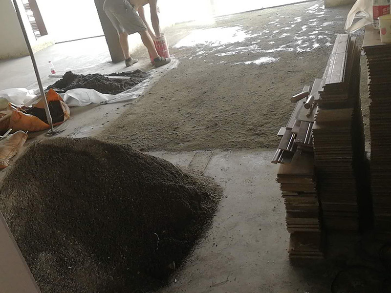 老房子地面找平：基層處理&rarr;找標(biāo)高、彈線&rarr;灑水濕潤&rarr;抹灰餅和標(biāo)筋&rarr;攪拌砂漿&rarr;刷水泥漿結(jié)合層&rarr;鋪水泥砂漿面層&rarr;木抹子搓平&rarr;鐵抹子壓第一遍&rarr;第二遍壓光&rarr;第三遍壓光&rarr;養(yǎng)護(hù) 將基層上的灰塵掃掉，用鋼絲刷和鏨子刷凈、剔掉灰漿皮和灰渣層，用10%的火堿水溶液刷掉基層上的油污，并用清水及時將堿液沖凈。 根據(jù)墻上的+1000mm水平線，往下量測出面層標(biāo)高，并彈在墻上。 根據(jù)房間內(nèi)四周墻上彈的面層標(biāo)高水平線，確定面層抹灰厚度（不應(yīng)小于20mm）,然后拉水平線開始抹灰餅（5cm*5cm），橫豎間距為1.5&mdash;2.0米，灰餅上平面即為地面面層標(biāo)高。如果房間比較大，還須抹標(biāo)筋。鋪抹灰餅和標(biāo)筋的砂漿材料配合比均與抹地面的砂漿相同。 攪拌砂漿，用攪拌機(jī)進(jìn)行攪拌，顏色必須一致。鋪設(shè)水泥砂漿前，涂刷水泥漿一層（隨刷隨鋪面層砂漿）。 在涂刷完水泥砂漿后，鋪水泥砂漿，并在灰餅之間將砂漿鋪均勻。 木抹子刮平后，迅速用鐵抹子壓第一遍，直到出漿為止。面層砂漿初凝后，用鐵抹子壓第二遍，表面壓平壓光。在水泥砂漿終凝前進(jìn)行第三遍壓光，必須在終凝前完成。 并隨時用2米靠尺檢查其平整度。 完工后24小時（地面壓光），鋪鋸末或其他材料覆蓋灑水養(yǎng)護(hù)，保持濕潤，養(yǎng)護(hù)時間不少于7天，抗壓強(qiáng)度達(dá)5Mpa時才能上人。