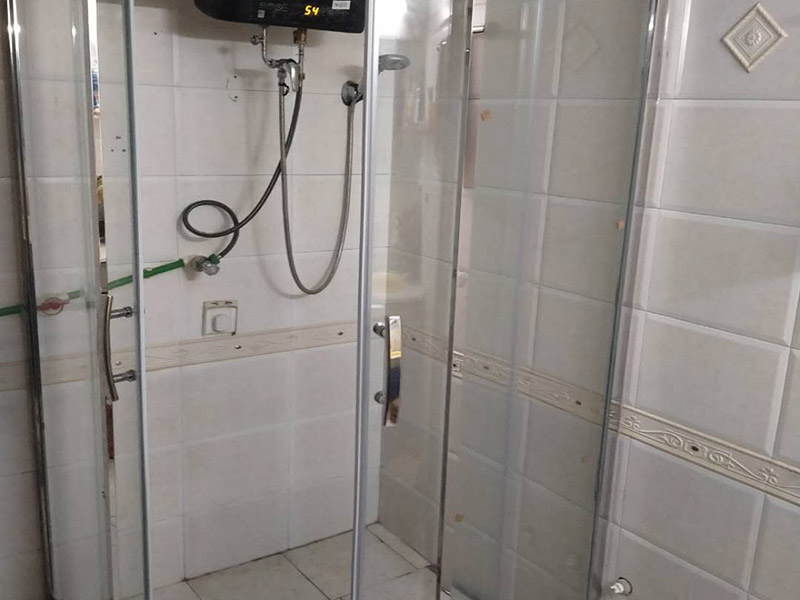 淋浴房定做安裝：1、在安裝前需要進行打孔，因此根據(jù)產(chǎn)品安裝實際尺寸進行測量，看看需要將孔打在什么地方，以及什么高度，通常要求只要方便家人使用就行。等量好尺寸后要進行鉅管套絲、抹鉛油、纏麻線等工序，上好彎頭，把短節(jié)絲頭抹鉛油、纏麻，最后裝在管口上。 2、然后將淋浴器和銅進水口進行對接，但是在對接時一定要用手將螺母擰緊，并將圓盤上的螺絲眼找平，劃出標(biāo)記，然后卸下淋浴器，打直徑40mm、深10mm的孔洞，把鉛皮卷裁入洞內(nèi)頂實，在打龍過程中一定要注意，不能打的太淺或者太松。 3、銅進水口要注意抹鉛油加墊，以防止生銹氧化，要用木螺絲將淋浴器圓盤和墻面固定好，防止以后使用而出現(xiàn)脫落情況。 4、安裝淋浴器上水時要將淋浴器吊直，圓盤緊靠墻面，劃出印記，然后打直徑40mm、深10mm的孔洞，裁入鉛皮卷頂實，螺母地方加墊，用手?jǐn)Q緊，最后圓盤用木螺絲固定在墻上。