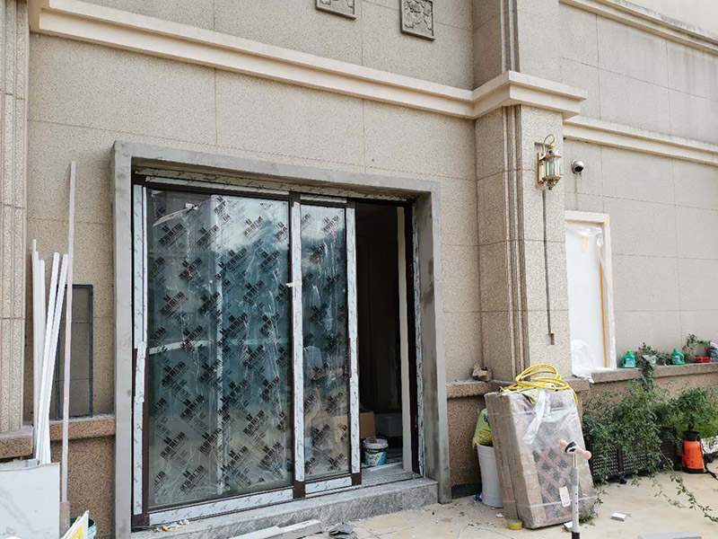 別墅門窗安裝：一般來說，別墅門窗尺寸根據(jù)別墅建筑的面積比例來測(cè)量大小的，正常尺寸的門寬為90cm，高200cm，而窗的高度為1.5m，窗臺(tái)的高度約是0.9m，窗頂距離樓面的高度約是2.4m。如果若窗臺(tái)的高度低于0.8m時(shí)，采取防護(hù)措施。 (1)確定位置：門窗安裝前，根據(jù)距底面500mm的水平線和坐標(biāo)基準(zhǔn)線找到安裝位置，畫出安裝位置線。 (2)固定：將門窗框放在確定位置線上，用模子臨時(shí)固定，用線墜、水平尺將門窗框校正找直，用100mm釘子將門窗框固定于墻內(nèi)磚上，釘子帽應(yīng)砸扁后釘入框內(nèi)。 (3)安裝：門扇安裝時(shí)將懸掛螺栓裝入門扇上的專用孔內(nèi)，用螺母將懸掛螺栓與掛件固定?；蛘邔⒌儡売寐萁z固定在地面上。 (4)檢查：別墅門窗安裝時(shí)，需要進(jìn)行一定的而檢查，比如門邊是否與側(cè)框板契合，檢查玻璃安裝質(zhì)量，以及檢查框與扇的嚴(yán)密度等。