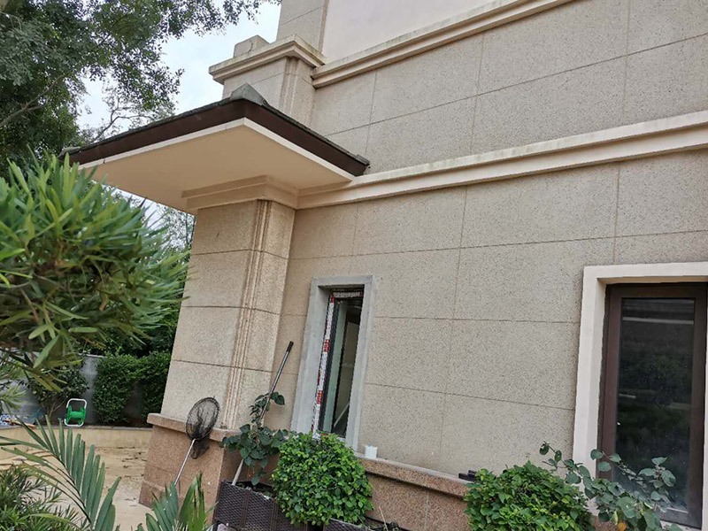 別墅門窗安裝：一般來說，別墅門窗尺寸根據(jù)別墅建筑的面積比例來測(cè)量大小的，正常尺寸的門寬為90cm，高200cm，而窗的高度為1.5m，窗臺(tái)的高度約是0.9m，窗頂距離樓面的高度約是2.4m。如果若窗臺(tái)的高度低于0.8m時(shí)，采取防護(hù)措施。 (1)確定位置：門窗安裝前，根據(jù)距底面500mm的水平線和坐標(biāo)基準(zhǔn)線找到安裝位置，畫出安裝位置線。 (2)固定：將門窗框放在確定位置線上，用模子臨時(shí)固定，用線墜、水平尺將門窗框校正找直，用100mm釘子將門窗框固定于墻內(nèi)磚上，釘子帽應(yīng)砸扁后釘入框內(nèi)。 (3)安裝：門扇安裝時(shí)將懸掛螺栓裝入門扇上的專用孔內(nèi)，用螺母將懸掛螺栓與掛件固定?；蛘邔⒌儡売寐萁z固定在地面上。 (4)檢查：別墅門窗安裝時(shí)，需要進(jìn)行一定的而檢查，比如門邊是否與側(cè)框板契合，檢查玻璃安裝質(zhì)量，以及檢查框與扇的嚴(yán)密度等。