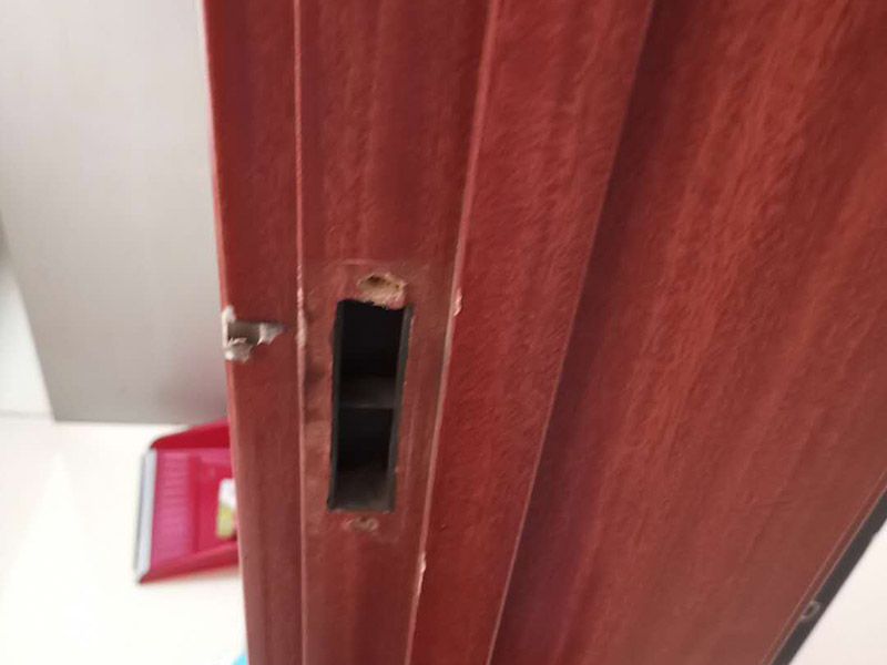 室內(nèi)門鎖更換:首先準(zhǔn)備好門鎖;然后將鎖簧部分插入鎖位;用手錘輕輕敲平;接著將固定鎖簧的美工釘擰緊;插入轉(zhuǎn)動(dòng)連接桿(有卡槽的部分面向自己)套上外把手（注意外把手和內(nèi)把手不要裝反）,將內(nèi)把手與連接桿相連接，記得將螺絲用螺絲刀固定，將鎖芯插入鎖芯孔位，再用螺絲固定。就安裝完成了