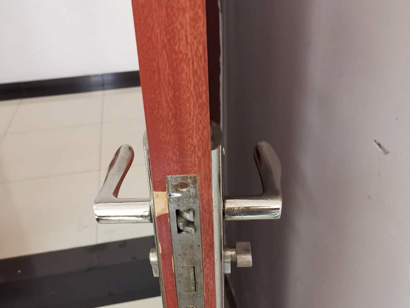 室內(nèi)門鎖更換:首先準(zhǔn)備好門鎖;然后將鎖簧部分插入鎖位;用手錘輕輕敲平;接著將固定鎖簧的美工釘擰緊;插入轉(zhuǎn)動(dòng)連接桿(有卡槽的部分面向自己)套上外把手（注意外把手和內(nèi)把手不要裝反）,將內(nèi)把手與連接桿相連接，記得將螺絲用螺絲刀固定，將鎖芯插入鎖芯孔位，再用螺絲固定。就安裝完成了