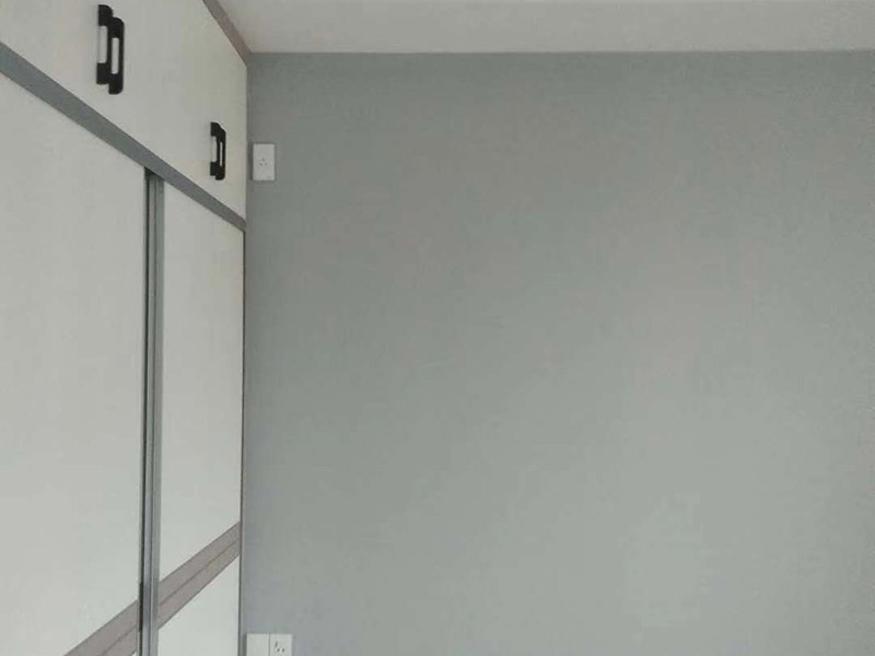 墻面乳膠漆翻新：1、使用吸塵器進行除塵工序，利用吸塵器的毛刷充分摩擦被清潔表面，去除灰塵。 2、對于局部污染或是有油漬的地方，需要使用聚氨酯稀釋劑來清洗。 3、局部有霉藻的部位，需要使用防霉溶液清洗，晾干或噴濕后鏟除。 4、對于已經剝落或是破損的地方，先將破損部位松動的部分打磨掉，清理干凈，再使用柔性膩子進行修補。待表面修補平整后，再涂裝底漆。 5、先將破損、松動的部分清理干凈，使用柔性膩子進行修補，表面修補平整后涂裝805膠水。 6、在涂刷膠水的基層上滿刮膩子膏。 7、涂刷底漆，要均勻涂刷一遍，要求無露底、流墜現(xiàn)象。 8、 涂刷面漆， 均勻涂刷兩遍，待靠前遍干燥后涂刷第二遍，要求無露底、流墜。