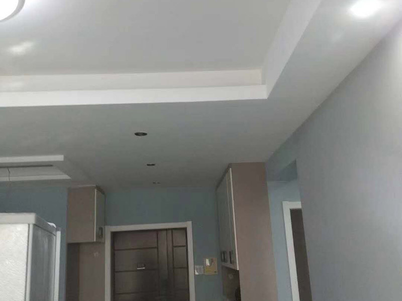 墻面乳膠漆翻新：1、使用吸塵器進行除塵工序，利用吸塵器的毛刷充分摩擦被清潔表面，去除灰塵。 2、對于局部污染或是有油漬的地方，需要使用聚氨酯稀釋劑來清洗。 3、局部有霉藻的部位，需要使用防霉溶液清洗，晾干或噴濕后鏟除。 4、對于已經剝落或是破損的地方，先將破損部位松動的部分打磨掉，清理干凈，再使用柔性膩子進行修補。待表面修補平整后，再涂裝底漆。 5、先將破損、松動的部分清理干凈，使用柔性膩子進行修補，表面修補平整后涂裝805膠水。 6、在涂刷膠水的基層上滿刮膩子膏。 7、涂刷底漆，要均勻涂刷一遍，要求無露底、流墜現(xiàn)象。 8、 涂刷面漆， 均勻涂刷兩遍，待靠前遍干燥后涂刷第二遍，要求無露底、流墜。