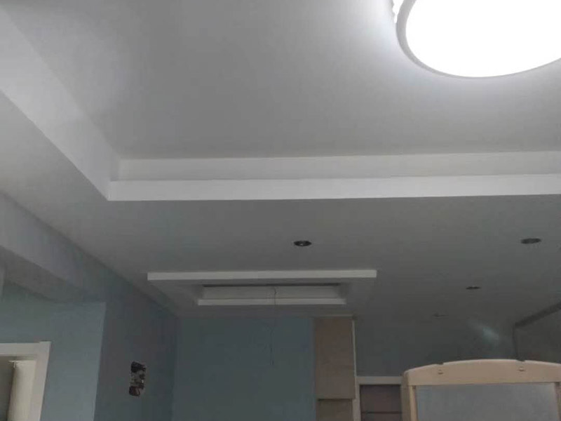 墻面乳膠漆翻新：1、使用吸塵器進行除塵工序，利用吸塵器的毛刷充分摩擦被清潔表面，去除灰塵。 2、對于局部污染或是有油漬的地方，需要使用聚氨酯稀釋劑來清洗。 3、局部有霉藻的部位，需要使用防霉溶液清洗，晾干或噴濕后鏟除。 4、對于已經剝落或是破損的地方，先將破損部位松動的部分打磨掉，清理干凈，再使用柔性膩子進行修補。待表面修補平整后，再涂裝底漆。 5、先將破損、松動的部分清理干凈，使用柔性膩子進行修補，表面修補平整后涂裝805膠水。 6、在涂刷膠水的基層上滿刮膩子膏。 7、涂刷底漆，要均勻涂刷一遍，要求無露底、流墜現(xiàn)象。 8、 涂刷面漆， 均勻涂刷兩遍，待靠前遍干燥后涂刷第二遍，要求無露底、流墜。