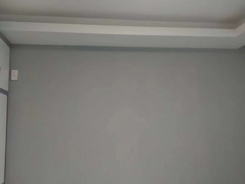 墻面乳膠漆翻新：1、使用吸塵器進行除塵工序，利用吸塵器的毛刷充分摩擦被清潔表面，去除灰塵。 2、對于局部污染或是有油漬的地方，需要使用聚氨酯稀釋劑來清洗。 3、局部有霉藻的部位，需要使用防霉溶液清洗，晾干或噴濕后鏟除。 4、對于已經剝落或是破損的地方，先將破損部位松動的部分打磨掉，清理干凈，再使用柔性膩子進行修補。待表面修補平整后，再涂裝底漆。 5、先將破損、松動的部分清理干凈，使用柔性膩子進行修補，表面修補平整后涂裝805膠水。 6、在涂刷膠水的基層上滿刮膩子膏。 7、涂刷底漆，要均勻涂刷一遍，要求無露底、流墜現(xiàn)象。 8、 涂刷面漆， 均勻涂刷兩遍，待靠前遍干燥后涂刷第二遍，要求無露底、流墜。