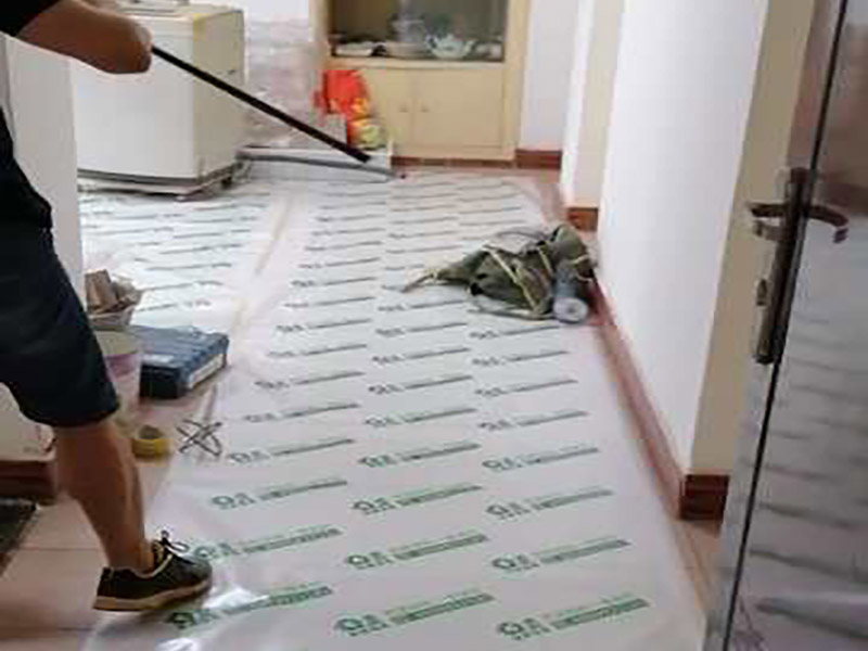 衛(wèi)生間改造裝修：因?yàn)槭嵌窝b修，所以在裝修前，首先需要的就是敲掉之前裝修的地瓷磚，才可以使用自己選購好的地瓷磚進(jìn)行鋪貼，在這里需要提醒的是，在敲碎原有的瓷磚時(shí)，一定要多加注意，不要敲到下水道水管了，衛(wèi)生間的下水道通常都是有多個(gè)的，一不小心就很容易被敲打到。還要特點(diǎn)注意的是，一定要避免碎掉的瓷磚進(jìn)入下水道內(nèi)，不然就會(huì)擁堵。 在敲掉了原有的地磚后，需要先用水泥砂漿將地面找平，再做防水處理，不然地板的凹凸不平，會(huì)影響涂料的厚薄不均，就會(huì)產(chǎn)生滲漏的情況。在刷防水涂料時(shí)需要反復(fù)涂刷2至3遍，做到徹底防水。 面可以采用防滑的地磚，高度要低于15~20mm，地漏要低于15mm，這樣做有利于排水。