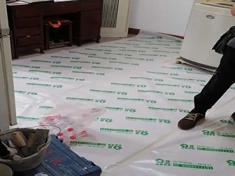 衛(wèi)生間改造裝修：因?yàn)槭嵌窝b修，所以在裝修前，首先需要的就是敲掉之前裝修的地瓷磚，才可以使用自己選購好的地瓷磚進(jìn)行鋪貼，在這里需要提醒的是，在敲碎原有的瓷磚時(shí)，一定要多加注意，不要敲到下水道水管了，衛(wèi)生間的下水道通常都是有多個(gè)的，一不小心就很容易被敲打到。還要特點(diǎn)注意的是，一定要避免碎掉的瓷磚進(jìn)入下水道內(nèi)，不然就會(huì)擁堵。 在敲掉了原有的地磚后，需要先用水泥砂漿將地面找平，再做防水處理，不然地板的凹凸不平，會(huì)影響涂料的厚薄不均，就會(huì)產(chǎn)生滲漏的情況。在刷防水涂料時(shí)需要反復(fù)涂刷2至3遍，做到徹底防水。 面可以采用防滑的地磚，高度要低于15~20mm，地漏要低于15mm，這樣做有利于排水。