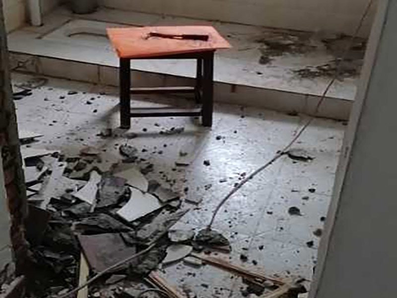 衛(wèi)生間改造裝修：因?yàn)槭嵌窝b修，所以在裝修前，首先需要的就是敲掉之前裝修的地瓷磚，才可以使用自己選購好的地瓷磚進(jìn)行鋪貼，在這里需要提醒的是，在敲碎原有的瓷磚時(shí)，一定要多加注意，不要敲到下水道水管了，衛(wèi)生間的下水道通常都是有多個(gè)的，一不小心就很容易被敲打到。還要特點(diǎn)注意的是，一定要避免碎掉的瓷磚進(jìn)入下水道內(nèi)，不然就會(huì)擁堵。 在敲掉了原有的地磚后，需要先用水泥砂漿將地面找平，再做防水處理，不然地板的凹凸不平，會(huì)影響涂料的厚薄不均，就會(huì)產(chǎn)生滲漏的情況。在刷防水涂料時(shí)需要反復(fù)涂刷2至3遍，做到徹底防水。 面可以采用防滑的地磚，高度要低于15~20mm，地漏要低于15mm，這樣做有利于排水。