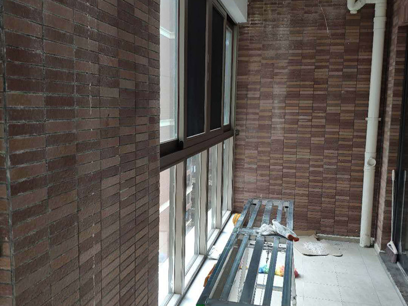 陽臺瓷磚刷漆維修：瓷磚的表面是釉質(zhì)的，比較光滑，在上面刷油漆后，容易起皮脫落，會適得其反，建議不要在上面刷油漆。 如果一定要用，乳膠漆和丙烯顏料很值得一試，只是據(jù)說這兩種材料在瓷磚上粉刷時比較難以均勻上色，同時，這兩種材料在長時間后，也會脫落。如果經(jīng)濟允許，丙烯顏料比乳膠漆的色彩選擇更豐富，呈現(xiàn)的色彩效果也更好。