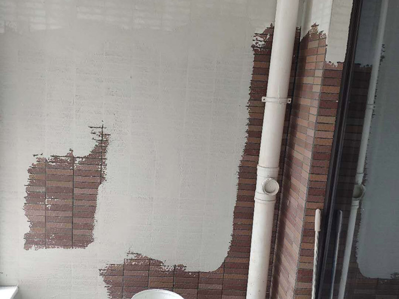 陽臺瓷磚刷漆維修：瓷磚的表面是釉質(zhì)的，比較光滑，在上面刷油漆后，容易起皮脫落，會適得其反，建議不要在上面刷油漆。 如果一定要用，乳膠漆和丙烯顏料很值得一試，只是據(jù)說這兩種材料在瓷磚上粉刷時比較難以均勻上色，同時，這兩種材料在長時間后，也會脫落。如果經(jīng)濟允許，丙烯顏料比乳膠漆的色彩選擇更豐富，呈現(xiàn)的色彩效果也更好。