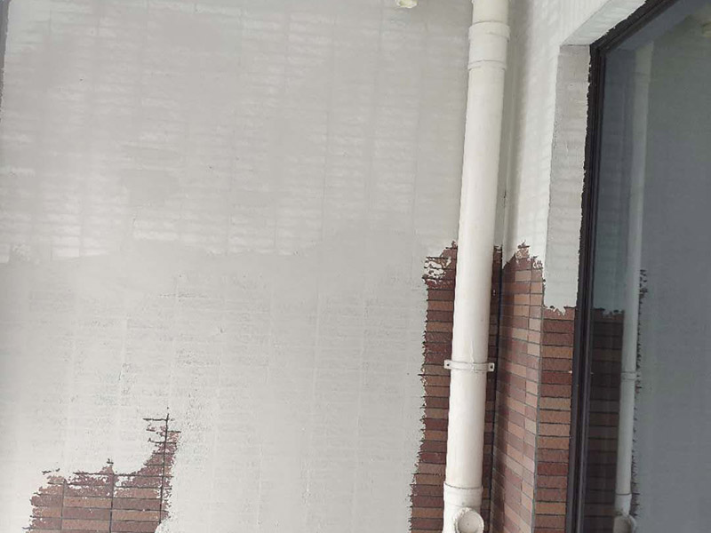 陽臺瓷磚刷漆維修：瓷磚的表面是釉質(zhì)的，比較光滑，在上面刷油漆后，容易起皮脫落，會適得其反，建議不要在上面刷油漆。 如果一定要用，乳膠漆和丙烯顏料很值得一試，只是據(jù)說這兩種材料在瓷磚上粉刷時比較難以均勻上色，同時，這兩種材料在長時間后，也會脫落。如果經(jīng)濟允許，丙烯顏料比乳膠漆的色彩選擇更豐富，呈現(xiàn)的色彩效果也更好。