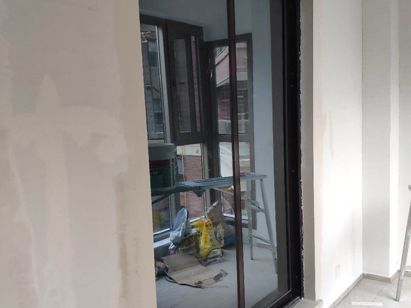 陽臺瓷磚刷漆維修：瓷磚的表面是釉質(zhì)的，比較光滑，在上面刷油漆后，容易起皮脫落，會適得其反，建議不要在上面刷油漆。 如果一定要用，乳膠漆和丙烯顏料很值得一試，只是據(jù)說這兩種材料在瓷磚上粉刷時比較難以均勻上色，同時，這兩種材料在長時間后，也會脫落。如果經(jīng)濟允許，丙烯顏料比乳膠漆的色彩選擇更豐富，呈現(xiàn)的色彩效果也更好。