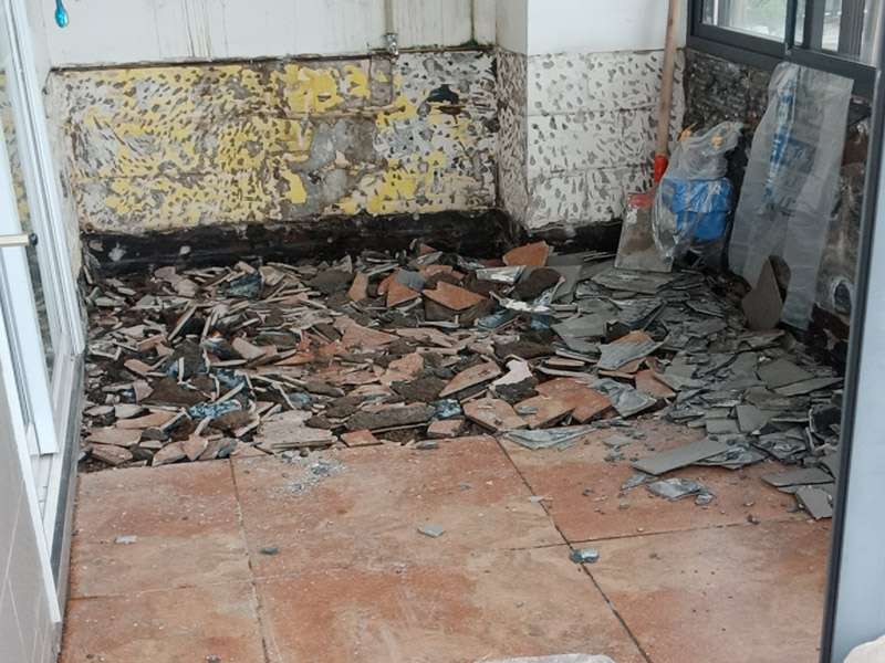 陽(yáng)臺(tái)改廚房裝修:陽(yáng)臺(tái)是家居環(huán)境中與外界相連最為密切的一個(gè)區(qū)域了，如果想要將其改造成廚房，那首先就要做好它的防水措施。要是防水不做好，樓下的鄰居就要來(lái)投訴了。 陽(yáng)臺(tái)改廚房的防水措施主要是窗戶和地面的防水，特別是窗戶，所以在安裝窗戶時(shí)一定要選擇質(zhì)量過(guò)關(guān)的窗戶材料;還要注意把握好窗戶與窗框的尺寸，在滿足窗戶開關(guān)順暢的情況下，做好窗戶的密封性，這樣才能起到有效的防水作用。 陽(yáng)臺(tái)改廚房裝修更要注意水、電、氣走線改造，雖然將陽(yáng)臺(tái)打造成廚房，不僅高效利用了家居生活空間，也使得室內(nèi)的空間變得更為寬敞了;但是在陽(yáng)臺(tái)廚房的打造中水、電、氣的走線問(wèn)題是相當(dāng)重要的，要以方便使用為原則。 將陽(yáng)臺(tái)打造成廚房，確實(shí)是一個(gè)不錯(cuò)的創(chuàng)意設(shè)計(jì)，但是并非每一種陽(yáng)臺(tái)都可以設(shè)計(jì)成廚房的，主要是因?yàn)殛?yáng)臺(tái)的受力結(jié)構(gòu)比較特殊，特別是對(duì)于懸空的陽(yáng)臺(tái)來(lái)說(shuō)，它所能承載的重量并不是很大，所以懸空的陽(yáng)臺(tái)是不太適宜于改造成廚房的，只有室內(nèi)陽(yáng)臺(tái)才能進(jìn)行多功能改造。