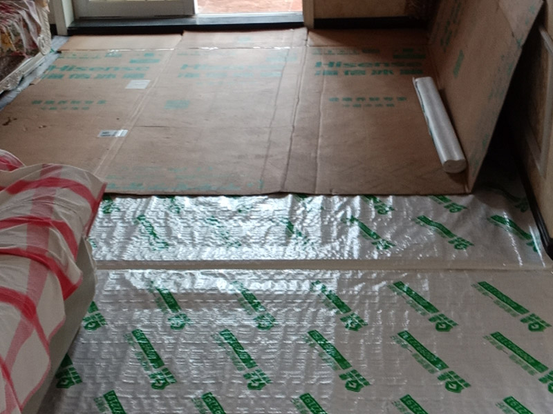 陽(yáng)臺(tái)改廚房裝修:陽(yáng)臺(tái)是家居環(huán)境中與外界相連最為密切的一個(gè)區(qū)域了，如果想要將其改造成廚房，那首先就要做好它的防水措施。要是防水不做好，樓下的鄰居就要來(lái)投訴了。 陽(yáng)臺(tái)改廚房的防水措施主要是窗戶和地面的防水，特別是窗戶，所以在安裝窗戶時(shí)一定要選擇質(zhì)量過(guò)關(guān)的窗戶材料;還要注意把握好窗戶與窗框的尺寸，在滿足窗戶開關(guān)順暢的情況下，做好窗戶的密封性，這樣才能起到有效的防水作用。 陽(yáng)臺(tái)改廚房裝修更要注意水、電、氣走線改造，雖然將陽(yáng)臺(tái)打造成廚房，不僅高效利用了家居生活空間，也使得室內(nèi)的空間變得更為寬敞了;但是在陽(yáng)臺(tái)廚房的打造中水、電、氣的走線問(wèn)題是相當(dāng)重要的，要以方便使用為原則。 將陽(yáng)臺(tái)打造成廚房，確實(shí)是一個(gè)不錯(cuò)的創(chuàng)意設(shè)計(jì)，但是并非每一種陽(yáng)臺(tái)都可以設(shè)計(jì)成廚房的，主要是因?yàn)殛?yáng)臺(tái)的受力結(jié)構(gòu)比較特殊，特別是對(duì)于懸空的陽(yáng)臺(tái)來(lái)說(shuō)，它所能承載的重量并不是很大，所以懸空的陽(yáng)臺(tái)是不太適宜于改造成廚房的，只有室內(nèi)陽(yáng)臺(tái)才能進(jìn)行多功能改造。