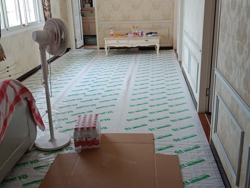 陽(yáng)臺(tái)改廚房裝修:陽(yáng)臺(tái)是家居環(huán)境中與外界相連最為密切的一個(gè)區(qū)域了，如果想要將其改造成廚房，那首先就要做好它的防水措施。要是防水不做好，樓下的鄰居就要來(lái)投訴了。 陽(yáng)臺(tái)改廚房的防水措施主要是窗戶和地面的防水，特別是窗戶，所以在安裝窗戶時(shí)一定要選擇質(zhì)量過(guò)關(guān)的窗戶材料;還要注意把握好窗戶與窗框的尺寸，在滿足窗戶開關(guān)順暢的情況下，做好窗戶的密封性，這樣才能起到有效的防水作用。 陽(yáng)臺(tái)改廚房裝修更要注意水、電、氣走線改造，雖然將陽(yáng)臺(tái)打造成廚房，不僅高效利用了家居生活空間，也使得室內(nèi)的空間變得更為寬敞了;但是在陽(yáng)臺(tái)廚房的打造中水、電、氣的走線問(wèn)題是相當(dāng)重要的，要以方便使用為原則。 將陽(yáng)臺(tái)打造成廚房，確實(shí)是一個(gè)不錯(cuò)的創(chuàng)意設(shè)計(jì)，但是并非每一種陽(yáng)臺(tái)都可以設(shè)計(jì)成廚房的，主要是因?yàn)殛?yáng)臺(tái)的受力結(jié)構(gòu)比較特殊，特別是對(duì)于懸空的陽(yáng)臺(tái)來(lái)說(shuō)，它所能承載的重量并不是很大，所以懸空的陽(yáng)臺(tái)是不太適宜于改造成廚房的，只有室內(nèi)陽(yáng)臺(tái)才能進(jìn)行多功能改造。