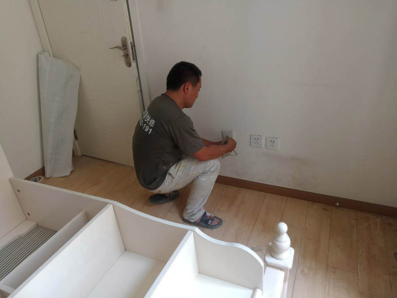 地板家具保護(hù)：成品保護(hù)的目的 為加快先進(jìn)技術(shù)與現(xiàn)代管理方法和手段在項(xiàng)目的運(yùn)用，努力降低成本，提高工程質(zhì)量，確保全面實(shí)現(xiàn)對(duì)業(yè)主的承諾。施工現(xiàn)場(chǎng)隨著施工進(jìn)行，成品保護(hù)工作顯得尤為重要，做好成品保護(hù)工作，是在施工過(guò)程中要對(duì)已完工分項(xiàng)進(jìn)行保護(hù)，否則一旦造成損壞，將會(huì)增加修復(fù)工作，帶來(lái)工、料浪費(fèi)、工期拖延及經(jīng)濟(jì)損失。