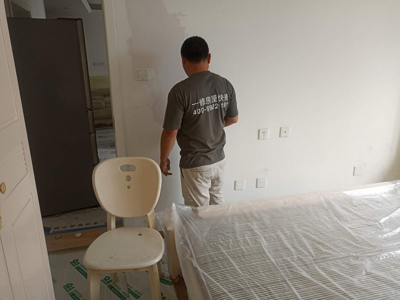 地板家具保護(hù)：成品保護(hù)的目的 為加快先進(jìn)技術(shù)與現(xiàn)代管理方法和手段在項(xiàng)目的運(yùn)用，努力降低成本，提高工程質(zhì)量，確保全面實(shí)現(xiàn)對(duì)業(yè)主的承諾。施工現(xiàn)場(chǎng)隨著施工進(jìn)行，成品保護(hù)工作顯得尤為重要，做好成品保護(hù)工作，是在施工過(guò)程中要對(duì)已完工分項(xiàng)進(jìn)行保護(hù)，否則一旦造成損壞，將會(huì)增加修復(fù)工作，帶來(lái)工、料浪費(fèi)、工期拖延及經(jīng)濟(jì)損失。