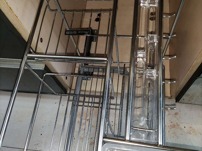 家具生銹翻新:如果是一些比較小的鐵質(zhì)品生銹，可以將白醋到到碗里面，然后把生銹的物品放入白醋里面浸泡一個小時左右，拿出來抹布擦掉表面的銹跡層。如果生銹鐵制品太大不好浸泡，可以用醋打濕它之后，等上幾十分鐘，讓上面的醋在鐵制品上凝固之后，將抹布浸泡到醋里面，充分打濕之后擦拭物品。因為凝固后的醋已經(jīng)黏附在了鐵制品上面，所以我們用抹布擦拭的時候也會將鐵銹帶走。 使用小蘇打和水的混合物，用大量的小蘇打粉和清水一起混合，必須讓混合物濃稠，之后涂抹在生銹的物質(zhì)上。讓它形成塊狀之后敲掉上面的混合物，再進行洗刷。先用牙刷之類的把殘留的小蘇打粉刷掉之后，用水清洗。