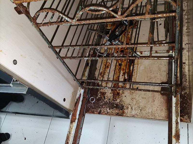 家具生銹翻新:如果是一些比較小的鐵質(zhì)品生銹，可以將白醋到到碗里面，然后把生銹的物品放入白醋里面浸泡一個小時左右，拿出來抹布擦掉表面的銹跡層。如果生銹鐵制品太大不好浸泡，可以用醋打濕它之后，等上幾十分鐘，讓上面的醋在鐵制品上凝固之后，將抹布浸泡到醋里面，充分打濕之后擦拭物品。因為凝固后的醋已經(jīng)黏附在了鐵制品上面，所以我們用抹布擦拭的時候也會將鐵銹帶走。 使用小蘇打和水的混合物，用大量的小蘇打粉和清水一起混合，必須讓混合物濃稠，之后涂抹在生銹的物質(zhì)上。讓它形成塊狀之后敲掉上面的混合物，再進行洗刷。先用牙刷之類的把殘留的小蘇打粉刷掉之后，用水清洗。