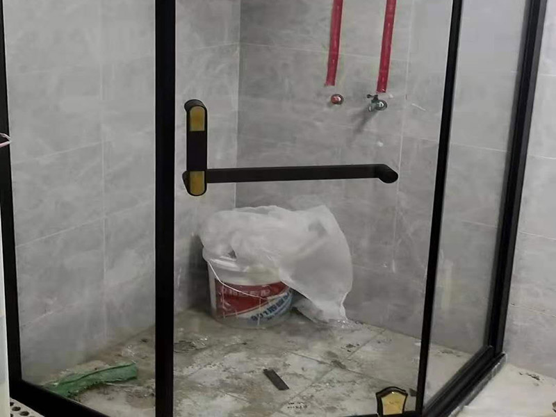 淋浴房安裝維修：組合好底盆零件，調(diào)節(jié)底盆水平，確保盆內(nèi)、盆底無積水。軟管可隨距離遠(yuǎn)近伸縮，將盆底與地漏連接牢固。淋浴房底盆裝好后需要進(jìn)行試水檢驗(yàn)，以確保下水暢通無阻。在淋浴房本體安裝前也要對(duì)已裝好的底盆進(jìn)行及時(shí)保護(hù)。明確衛(wèi)生間水管排布情況，防止打孔時(shí)打爆隱蔽管線。用鉛筆、水平尺確定靠墻鋁材的鉆孔位，用沖擊鉆打孔。在鉆孔處敲入膠粒，用螺絲將鋁條鎖于墻壁。注意需一邊安裝一邊不斷進(jìn)行調(diào)整，以保持鋁材的垂直度。將淋浴房玻璃夾緊鎖于底盆鉆孔處，平玻璃或彎玻璃底部落入玻璃夾槽內(nèi)，緩緩?fù)迫胭N墻鋁材。再用螺絲固定。