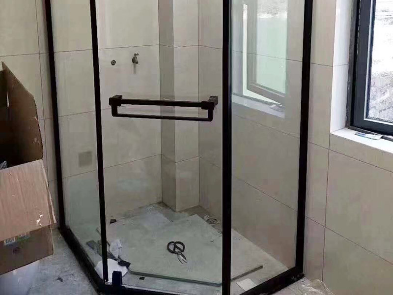 淋浴房安裝維修：組合好底盆零件，調(diào)節(jié)底盆水平，確保盆內(nèi)、盆底無積水。軟管可隨距離遠(yuǎn)近伸縮，將盆底與地漏連接牢固。淋浴房底盆裝好后需要進(jìn)行試水檢驗(yàn)，以確保下水暢通無阻。在淋浴房本體安裝前也要對(duì)已裝好的底盆進(jìn)行及時(shí)保護(hù)。明確衛(wèi)生間水管排布情況，防止打孔時(shí)打爆隱蔽管線。用鉛筆、水平尺確定靠墻鋁材的鉆孔位，用沖擊鉆打孔。在鉆孔處敲入膠粒，用螺絲將鋁條鎖于墻壁。注意需一邊安裝一邊不斷進(jìn)行調(diào)整，以保持鋁材的垂直度。將淋浴房玻璃夾緊鎖于底盆鉆孔處，平玻璃或彎玻璃底部落入玻璃夾槽內(nèi)，緩緩?fù)迫胭N墻鋁材。再用螺絲固定。