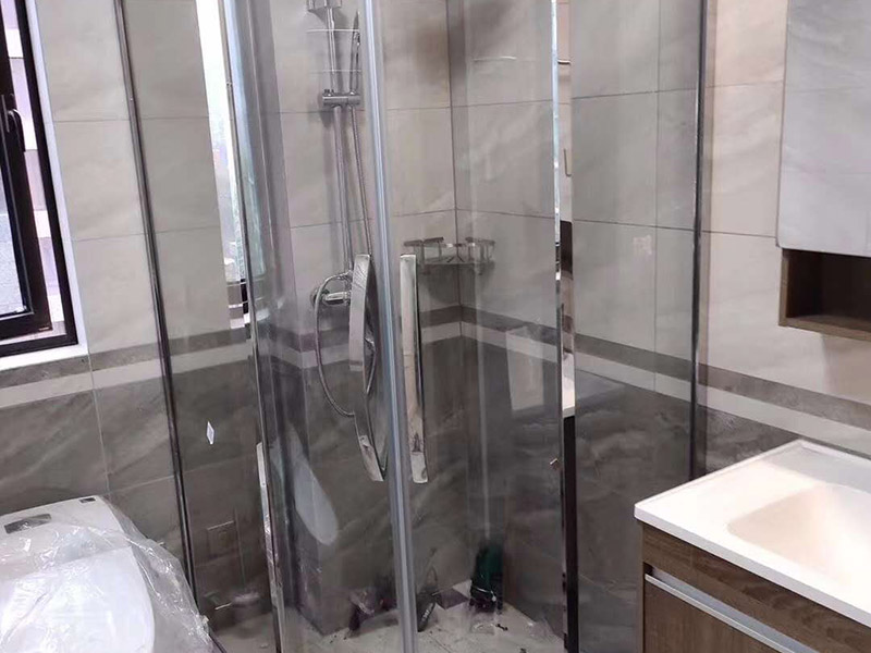 淋浴房安裝維修：組合好底盆零件，調(diào)節(jié)底盆水平，確保盆內(nèi)、盆底無積水。軟管可隨距離遠(yuǎn)近伸縮，將盆底與地漏連接牢固。淋浴房底盆裝好后需要進(jìn)行試水檢驗(yàn)，以確保下水暢通無阻。在淋浴房本體安裝前也要對(duì)已裝好的底盆進(jìn)行及時(shí)保護(hù)。明確衛(wèi)生間水管排布情況，防止打孔時(shí)打爆隱蔽管線。用鉛筆、水平尺確定靠墻鋁材的鉆孔位，用沖擊鉆打孔。在鉆孔處敲入膠粒，用螺絲將鋁條鎖于墻壁。注意需一邊安裝一邊不斷進(jìn)行調(diào)整，以保持鋁材的垂直度。將淋浴房玻璃夾緊鎖于底盆鉆孔處，平玻璃或彎玻璃底部落入玻璃夾槽內(nèi)，緩緩?fù)迫胭N墻鋁材。再用螺絲固定。