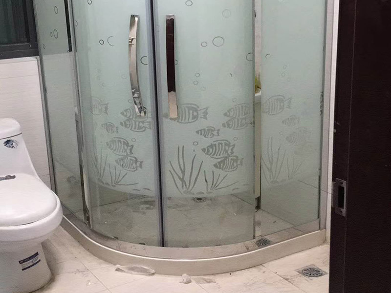 淋浴房安裝維修：組合好底盆零件，調(diào)節(jié)底盆水平，確保盆內(nèi)、盆底無積水。軟管可隨距離遠(yuǎn)近伸縮，將盆底與地漏連接牢固。淋浴房底盆裝好后需要進(jìn)行試水檢驗(yàn)，以確保下水暢通無阻。在淋浴房本體安裝前也要對(duì)已裝好的底盆進(jìn)行及時(shí)保護(hù)。明確衛(wèi)生間水管排布情況，防止打孔時(shí)打爆隱蔽管線。用鉛筆、水平尺確定靠墻鋁材的鉆孔位，用沖擊鉆打孔。在鉆孔處敲入膠粒，用螺絲將鋁條鎖于墻壁。注意需一邊安裝一邊不斷進(jìn)行調(diào)整，以保持鋁材的垂直度。將淋浴房玻璃夾緊鎖于底盆鉆孔處，平玻璃或彎玻璃底部落入玻璃夾槽內(nèi)，緩緩?fù)迫胭N墻鋁材。再用螺絲固定。