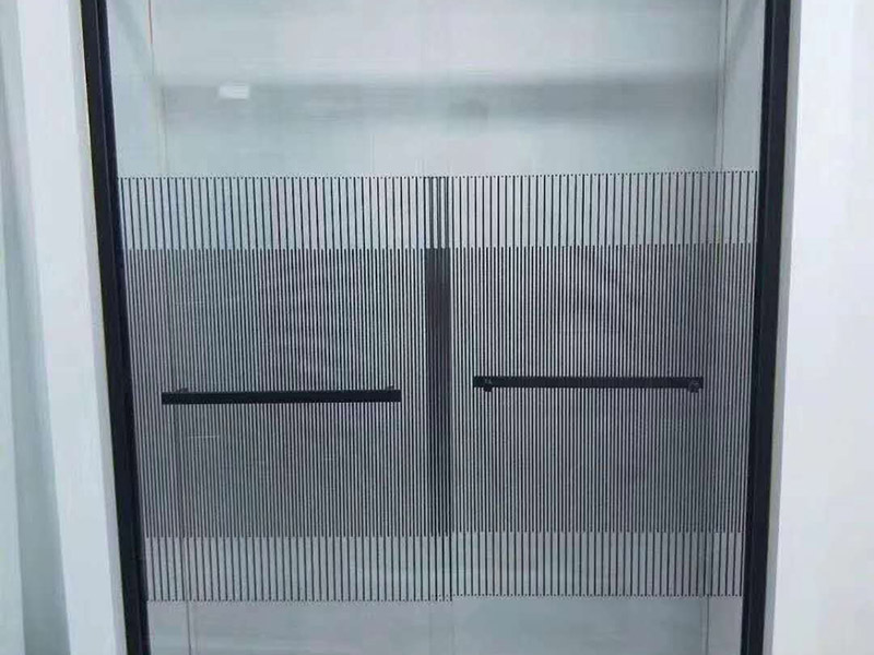 淋浴房安裝維修：組合好底盆零件，調(diào)節(jié)底盆水平，確保盆內(nèi)、盆底無積水。軟管可隨距離遠(yuǎn)近伸縮，將盆底與地漏連接牢固。淋浴房底盆裝好后需要進(jìn)行試水檢驗(yàn)，以確保下水暢通無阻。在淋浴房本體安裝前也要對(duì)已裝好的底盆進(jìn)行及時(shí)保護(hù)。明確衛(wèi)生間水管排布情況，防止打孔時(shí)打爆隱蔽管線。用鉛筆、水平尺確定靠墻鋁材的鉆孔位，用沖擊鉆打孔。在鉆孔處敲入膠粒，用螺絲將鋁條鎖于墻壁。注意需一邊安裝一邊不斷進(jìn)行調(diào)整，以保持鋁材的垂直度。將淋浴房玻璃夾緊鎖于底盆鉆孔處，平玻璃或彎玻璃底部落入玻璃夾槽內(nèi)，緩緩?fù)迫胭N墻鋁材。再用螺絲固定。