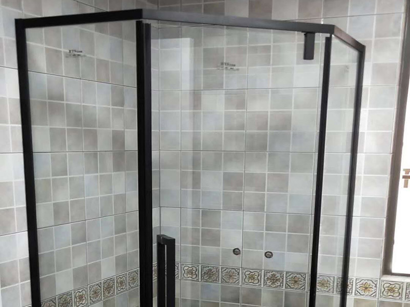 淋浴房安裝維修：組合好底盆零件，調(diào)節(jié)底盆水平，確保盆內(nèi)、盆底無積水。軟管可隨距離遠(yuǎn)近伸縮，將盆底與地漏連接牢固。淋浴房底盆裝好后需要進(jìn)行試水檢驗(yàn)，以確保下水暢通無阻。在淋浴房本體安裝前也要對(duì)已裝好的底盆進(jìn)行及時(shí)保護(hù)。明確衛(wèi)生間水管排布情況，防止打孔時(shí)打爆隱蔽管線。用鉛筆、水平尺確定靠墻鋁材的鉆孔位，用沖擊鉆打孔。在鉆孔處敲入膠粒，用螺絲將鋁條鎖于墻壁。注意需一邊安裝一邊不斷進(jìn)行調(diào)整，以保持鋁材的垂直度。將淋浴房玻璃夾緊鎖于底盆鉆孔處，平玻璃或彎玻璃底部落入玻璃夾槽內(nèi)，緩緩?fù)迫胭N墻鋁材。再用螺絲固定。