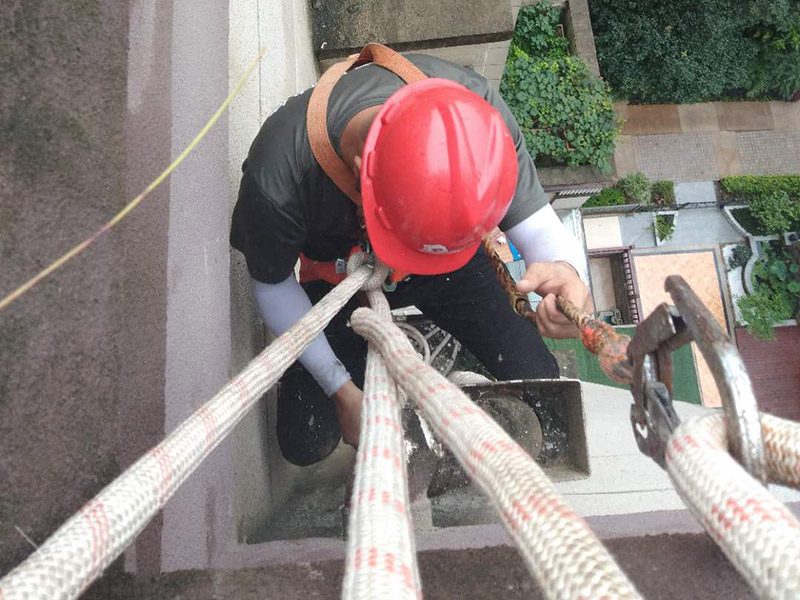 高空外墻防水涂刷：清理墻面基層，新舊面層務(wù)必處理干凈，不得有雜物和灰塵，以免影響粘結(jié)強度，涂刷防水涂料時基層應(yīng)干燥?；鶎忧謇砉ば蛲瓿芍?，接下來，清理死角，也就是所謂的陰陽角、施工縫、伸縮縫等比較重要的部位進行處理，尤其注意的是泄水孔要加強處理，需要涂刷2-3遍防水底層涂料。