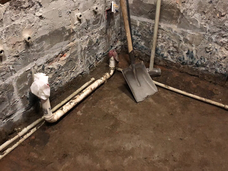 衛(wèi)生間裝修拆除清理:既然是改造，肯定是對衛(wèi)生間的格局或是衛(wèi)浴設(shè)施、地磚、墻磚等地方不滿意，但在改造之前你需要將這些不滿意的地方進(jìn)行拆除，且拆除之后的垃圾也要及時清理，避免阻礙施工進(jìn)程。將不需要或是不滿意的地方進(jìn)行拆除后，留下的成品需要進(jìn)行施工保護(hù)，防止磕碰到，還可防止被上面的重物或是棱角碰壞。