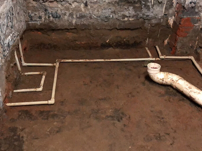 衛(wèi)生間裝修拆除清理:既然是改造，肯定是對衛(wèi)生間的格局或是衛(wèi)浴設(shè)施、地磚、墻磚等地方不滿意，但在改造之前你需要將這些不滿意的地方進(jìn)行拆除，且拆除之后的垃圾也要及時清理，避免阻礙施工進(jìn)程。將不需要或是不滿意的地方進(jìn)行拆除后，留下的成品需要進(jìn)行施工保護(hù)，防止磕碰到，還可防止被上面的重物或是棱角碰壞。