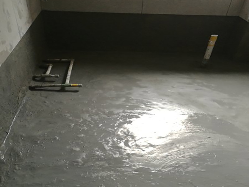 衛(wèi)生間改造地面找平：將基層表面的積灰、浮漿、油污及雜物清掃掉并沖洗干凈，明顯凹陷處應(yīng)用水泥砂漿或細(xì)石砼墊平，表面光滑處應(yīng)鑿毛并清刷干凈。抹砂漿前1天澆水濕潤，表面積水應(yīng)予排除。鋪抹砂漿后，隨即用鋁合金杠按灰餅高度，將砂漿找平，用木抹子搓揉壓實，將砂眼、腳印等消除后，用靠尺檢查平整度，抹時應(yīng)用力均勻，并后退著操作。待砂漿收水后，隨即用鐵抹子進(jìn)行頭遍抹平壓實至起漿為止。在砂漿初凝后進(jìn)行第二遍壓光，用鋼抹子邊抹邊壓，把凹坑、砂眼填實壓平，使表面平整。要求不漏壓，平面出光。在砂漿終凝前進(jìn)行，即人踩上去稍微有腳印，用抹子壓光無抹痕時，用鐵抹子把前遍留下的抹紋全部壓平、壓實、壓光，達(dá)到交活的程度為止。