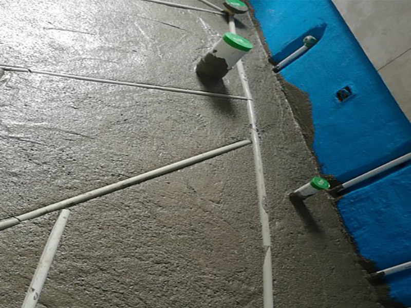 衛(wèi)生間改造地面找平：將基層表面的積灰、浮漿、油污及雜物清掃掉并沖洗干凈，明顯凹陷處應(yīng)用水泥砂漿或細(xì)石砼墊平，表面光滑處應(yīng)鑿毛并清刷干凈。抹砂漿前1天澆水濕潤，表面積水應(yīng)予排除。鋪抹砂漿后，隨即用鋁合金杠按灰餅高度，將砂漿找平，用木抹子搓揉壓實，將砂眼、腳印等消除后，用靠尺檢查平整度，抹時應(yīng)用力均勻，并后退著操作。待砂漿收水后，隨即用鐵抹子進(jìn)行頭遍抹平壓實至起漿為止。在砂漿初凝后進(jìn)行第二遍壓光，用鋼抹子邊抹邊壓，把凹坑、砂眼填實壓平，使表面平整。要求不漏壓，平面出光。在砂漿終凝前進(jìn)行，即人踩上去稍微有腳印，用抹子壓光無抹痕時，用鐵抹子把前遍留下的抹紋全部壓平、壓實、壓光，達(dá)到交活的程度為止。