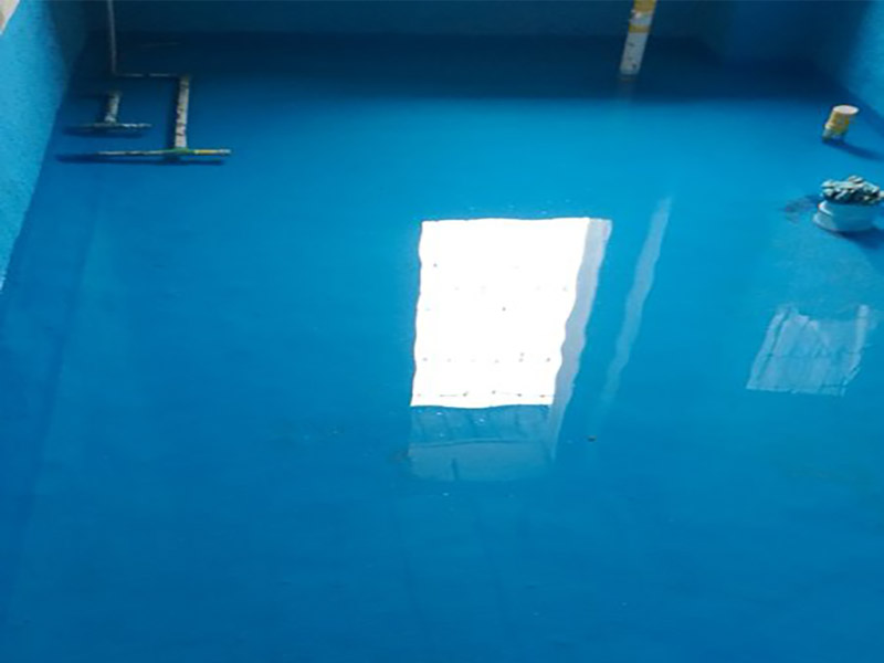 衛(wèi)生間改造防水涂刷:刷第一遍防水涂料。施工前確保工地干凈、干燥，防水涂料要涂滿，無遺漏，與基層結(jié)合牢固，無裂紋，無氣泡，無脫落現(xiàn)象。涂刷高度一致，厚度要達(dá)到產(chǎn)品規(guī)定要求。刷第二遍防水涂料。注意、第二遍防水涂料間需要有一定時間間隔，待遍涂料干透后才能進(jìn)行第二遍，具體時間視涂料而定。間隔時間太短，防水的效果會大打折扣。 鋪保護(hù)層。為防止之后的施工破壞防水層，需在防水涂料表面鋪上保護(hù)層。保護(hù)層要完全覆蓋防水層，無遺漏，與基層結(jié)合牢固，無裂紋，無氣泡，無脫落現(xiàn)象。 閉水試驗(yàn)。閉水試驗(yàn)時，地面點(diǎn)的水線不能低于2厘米，保存至少24小時，觀察無滲漏現(xiàn)象后方算合格。如有滲漏，需重做，切莫不能疏忽大意。