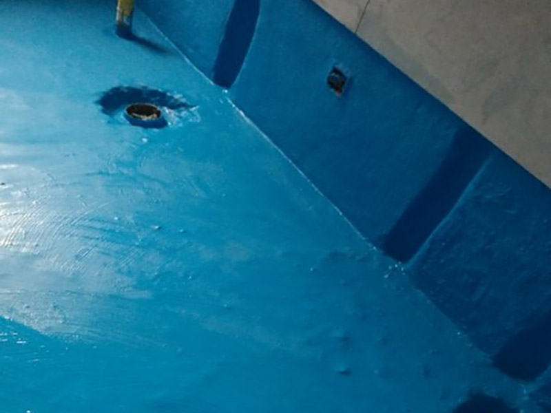 衛(wèi)生間改造防水涂刷:刷第一遍防水涂料。施工前確保工地干凈、干燥，防水涂料要涂滿，無遺漏，與基層結(jié)合牢固，無裂紋，無氣泡，無脫落現(xiàn)象。涂刷高度一致，厚度要達(dá)到產(chǎn)品規(guī)定要求。刷第二遍防水涂料。注意、第二遍防水涂料間需要有一定時間間隔，待遍涂料干透后才能進(jìn)行第二遍，具體時間視涂料而定。間隔時間太短，防水的效果會大打折扣。 鋪保護(hù)層。為防止之后的施工破壞防水層，需在防水涂料表面鋪上保護(hù)層。保護(hù)層要完全覆蓋防水層，無遺漏，與基層結(jié)合牢固，無裂紋，無氣泡，無脫落現(xiàn)象。 閉水試驗(yàn)。閉水試驗(yàn)時，地面點(diǎn)的水線不能低于2厘米，保存至少24小時，觀察無滲漏現(xiàn)象后方算合格。如有滲漏，需重做，切莫不能疏忽大意。