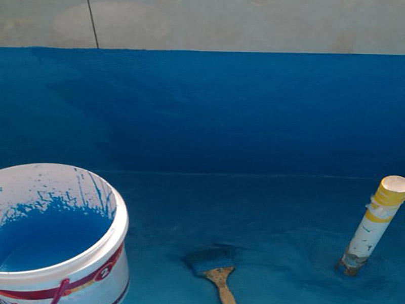 衛(wèi)生間改造防水涂刷:刷第一遍防水涂料。施工前確保工地干凈、干燥，防水涂料要涂滿，無遺漏，與基層結(jié)合牢固，無裂紋，無氣泡，無脫落現(xiàn)象。涂刷高度一致，厚度要達(dá)到產(chǎn)品規(guī)定要求。刷第二遍防水涂料。注意、第二遍防水涂料間需要有一定時間間隔，待遍涂料干透后才能進(jìn)行第二遍，具體時間視涂料而定。間隔時間太短，防水的效果會大打折扣。 鋪保護(hù)層。為防止之后的施工破壞防水層，需在防水涂料表面鋪上保護(hù)層。保護(hù)層要完全覆蓋防水層，無遺漏，與基層結(jié)合牢固，無裂紋，無氣泡，無脫落現(xiàn)象。 閉水試驗(yàn)。閉水試驗(yàn)時，地面點(diǎn)的水線不能低于2厘米，保存至少24小時，觀察無滲漏現(xiàn)象后方算合格。如有滲漏，需重做，切莫不能疏忽大意。