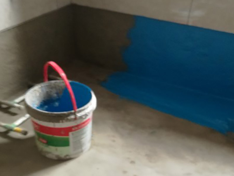 衛(wèi)生間改造防水涂刷:刷第一遍防水涂料。施工前確保工地干凈、干燥，防水涂料要涂滿，無遺漏，與基層結(jié)合牢固，無裂紋，無氣泡，無脫落現(xiàn)象。涂刷高度一致，厚度要達(dá)到產(chǎn)品規(guī)定要求。刷第二遍防水涂料。注意、第二遍防水涂料間需要有一定時間間隔，待遍涂料干透后才能進(jìn)行第二遍，具體時間視涂料而定。間隔時間太短，防水的效果會大打折扣。 鋪保護(hù)層。為防止之后的施工破壞防水層，需在防水涂料表面鋪上保護(hù)層。保護(hù)層要完全覆蓋防水層，無遺漏，與基層結(jié)合牢固，無裂紋，無氣泡，無脫落現(xiàn)象。 閉水試驗(yàn)。閉水試驗(yàn)時，地面點(diǎn)的水線不能低于2厘米，保存至少24小時，觀察無滲漏現(xiàn)象后方算合格。如有滲漏，需重做，切莫不能疏忽大意。