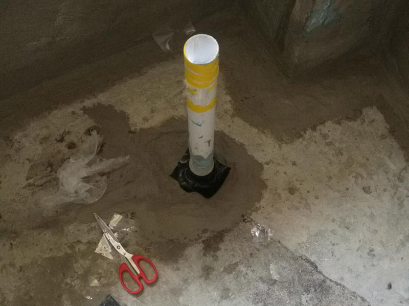 衛(wèi)生間改造管道維修:衛(wèi)生間的排水管道盡量不要做大的改動(dòng)，換掉出現(xiàn)問(wèn)題的管道，水壓不夠的老房子，可以加增壓泵，泵的大小根據(jù)水壓的大小而定。 浴室翻新要增加一定的插座開(kāi)關(guān)、水管，或?qū)系牟遄_(kāi)關(guān)做一些移位，以符合新格局下人們的使用習(xí)慣。為了確保隱蔽工程的質(zhì)量和售后服務(wù)，通常要在新舊線路銜接的位置用空白面板或是新增插座的方式做標(biāo)記，萬(wàn)一出現(xiàn)問(wèn)題維修時(shí)容易找到問(wèn)題點(diǎn)。在選擇電線、水管時(shí)，最好統(tǒng)一使用品質(zhì)比較好的電線、水管等，以打好隱蔽工程這個(gè)底子。