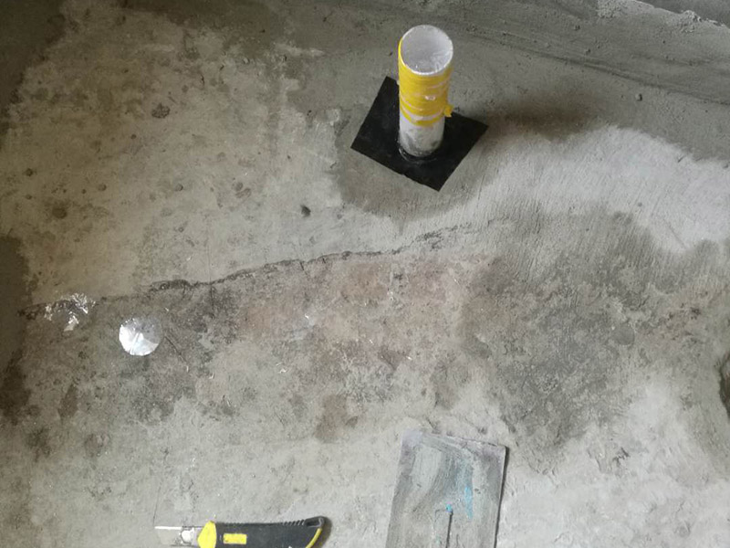 衛(wèi)生間改造管道維修:衛(wèi)生間的排水管道盡量不要做大的改動(dòng)，換掉出現(xiàn)問(wèn)題的管道，水壓不夠的老房子，可以加增壓泵，泵的大小根據(jù)水壓的大小而定。 浴室翻新要增加一定的插座開(kāi)關(guān)、水管，或?qū)系牟遄_(kāi)關(guān)做一些移位，以符合新格局下人們的使用習(xí)慣。為了確保隱蔽工程的質(zhì)量和售后服務(wù)，通常要在新舊線路銜接的位置用空白面板或是新增插座的方式做標(biāo)記，萬(wàn)一出現(xiàn)問(wèn)題維修時(shí)容易找到問(wèn)題點(diǎn)。在選擇電線、水管時(shí)，最好統(tǒng)一使用品質(zhì)比較好的電線、水管等，以打好隱蔽工程這個(gè)底子。