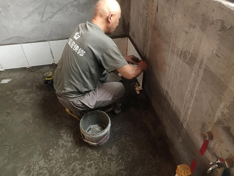 衛(wèi)生間貼磚:一是墻磚應(yīng)從下向上鋪貼,且一面墻不能一次貼到頂,接縫一般為1~3毫米; 二是鋪貼前要先處理墻面的平整,處理裂縫; 三是粘結(jié)材料的涂抹要中間稍高于四周,用橡膠錘敲擊表面以固定,這樣一來(lái)可以避免空氣積存于粘結(jié)層中。 瓷磚上墻將經(jīng)過(guò)預(yù)先清潔的瓷磚平整地鋪貼在粘結(jié)劑漿料基層上，使用橡膠錘將瓷磚拍實(shí)鋪平。施工過(guò)程中，可小幅度轉(zhuǎn)動(dòng)瓷磚，使?jié){料與瓷磚背面充分接觸。專家建議在鋪貼時(shí)，隨機(jī)取下已鋪貼于基層上的瓷磚作檢查。確保漿料與瓷磚背面的充分接觸。