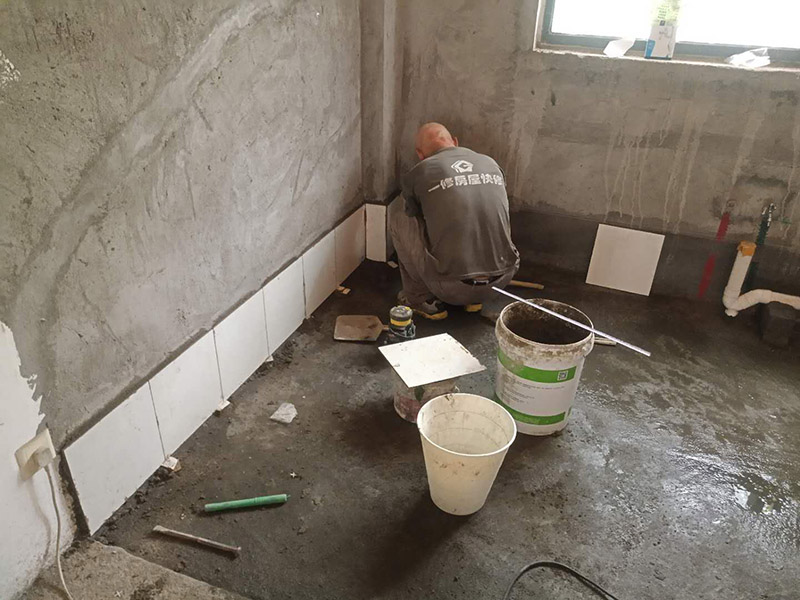 衛(wèi)生間貼磚:一是墻磚應(yīng)從下向上鋪貼,且一面墻不能一次貼到頂,接縫一般為1~3毫米; 二是鋪貼前要先處理墻面的平整,處理裂縫; 三是粘結(jié)材料的涂抹要中間稍高于四周,用橡膠錘敲擊表面以固定,這樣一來(lái)可以避免空氣積存于粘結(jié)層中。 瓷磚上墻將經(jīng)過(guò)預(yù)先清潔的瓷磚平整地鋪貼在粘結(jié)劑漿料基層上，使用橡膠錘將瓷磚拍實(shí)鋪平。施工過(guò)程中，可小幅度轉(zhuǎn)動(dòng)瓷磚，使?jié){料與瓷磚背面充分接觸。專家建議在鋪貼時(shí)，隨機(jī)取下已鋪貼于基層上的瓷磚作檢查。確保漿料與瓷磚背面的充分接觸。