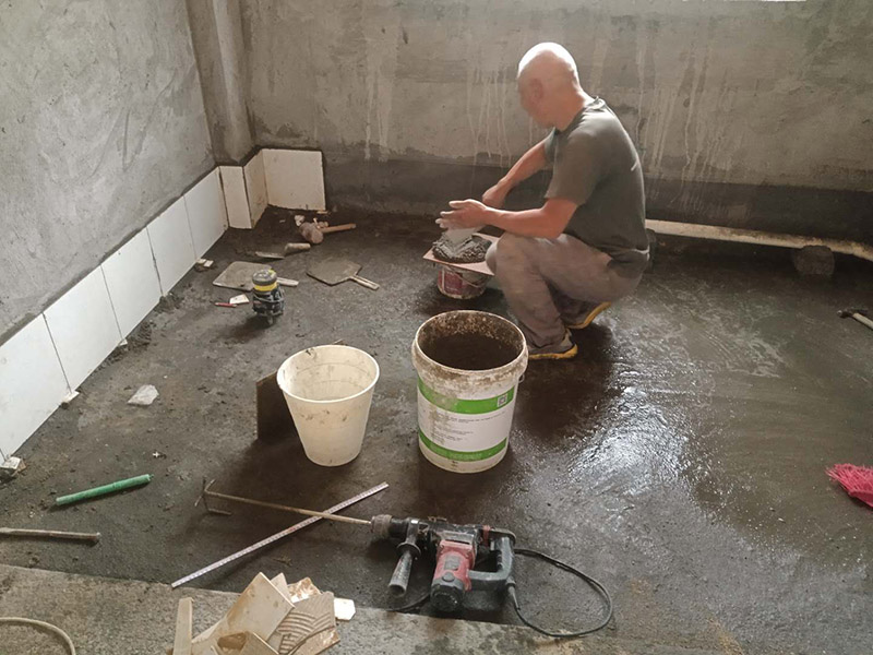 衛(wèi)生間貼磚:一是墻磚應(yīng)從下向上鋪貼,且一面墻不能一次貼到頂,接縫一般為1~3毫米; 二是鋪貼前要先處理墻面的平整,處理裂縫; 三是粘結(jié)材料的涂抹要中間稍高于四周,用橡膠錘敲擊表面以固定,這樣一來(lái)可以避免空氣積存于粘結(jié)層中。 瓷磚上墻將經(jīng)過(guò)預(yù)先清潔的瓷磚平整地鋪貼在粘結(jié)劑漿料基層上，使用橡膠錘將瓷磚拍實(shí)鋪平。施工過(guò)程中，可小幅度轉(zhuǎn)動(dòng)瓷磚，使?jié){料與瓷磚背面充分接觸。專家建議在鋪貼時(shí)，隨機(jī)取下已鋪貼于基層上的瓷磚作檢查。確保漿料與瓷磚背面的充分接觸。