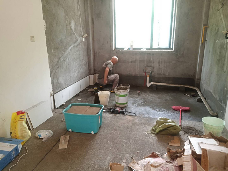 衛(wèi)生間貼磚:一是墻磚應(yīng)從下向上鋪貼,且一面墻不能一次貼到頂,接縫一般為1~3毫米; 二是鋪貼前要先處理墻面的平整,處理裂縫; 三是粘結(jié)材料的涂抹要中間稍高于四周,用橡膠錘敲擊表面以固定,這樣一來(lái)可以避免空氣積存于粘結(jié)層中。 瓷磚上墻將經(jīng)過(guò)預(yù)先清潔的瓷磚平整地鋪貼在粘結(jié)劑漿料基層上，使用橡膠錘將瓷磚拍實(shí)鋪平。施工過(guò)程中，可小幅度轉(zhuǎn)動(dòng)瓷磚，使?jié){料與瓷磚背面充分接觸。專家建議在鋪貼時(shí)，隨機(jī)取下已鋪貼于基層上的瓷磚作檢查。確保漿料與瓷磚背面的充分接觸。