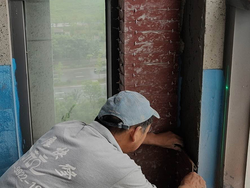 陽臺(tái)防水貼磚:在粘結(jié)劑量置晾時(shí)間內(nèi)，將準(zhǔn)備好的瓷磚鋪壓到位，垂直于梳理方向輕微搓動(dòng)以排出磚下的空氣。鋪貼到位后用橡皮錘輕擊，用尺寸合適的十字定位架來調(diào)整表面平整度及接縫的平直。鋪設(shè)好的磚面應(yīng)該及時(shí)清理干凈，特別是去除殘留其上的粘結(jié)劑。合格的粘結(jié)劑干硬后即使在陶瓷磚面上也不易被清除掉。清理好的瓷磚面應(yīng)該立即擺放標(biāo)識進(jìn)行隔離，避免污染或擾動(dòng)，直到下一個(gè)填縫工序。